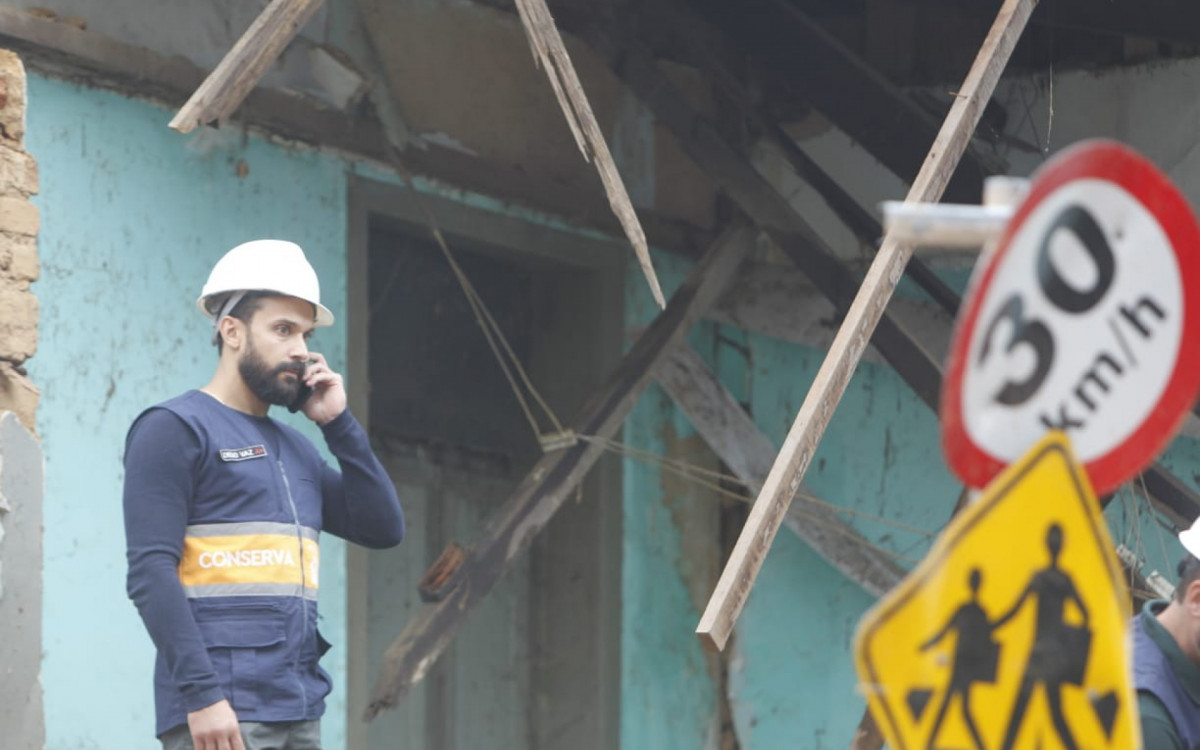 Secretário de Conservação, Diego Vaz, acompanha a demolição da casa - Reginaldo Pimenta/Agência O DIA