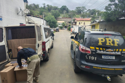 PRF apreende mais de 50 mil maços de cigarros em Petrópolis