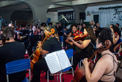 Orquestra Light na Estrada chega a Japeri e emociona famílias e formandos no CIEP 401
