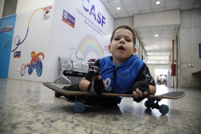 Menino de cinco anos vira sensação em Nova Iguaçu ao superar limites com um skate