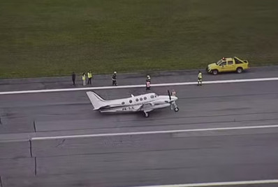 Avião com sete pessoas a bordo tomba ao pousar no Aeroporto da Pampulha