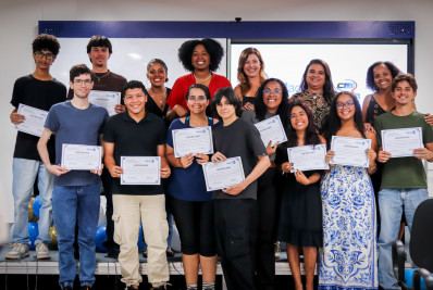 Diploma que abre portas marca formatura no Centro Municipal de Idiomas de Macaé