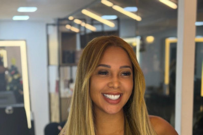 Rainha da escola Inocentes de Belford Roxo, Camila Beatriz surge loiríssima para o verão