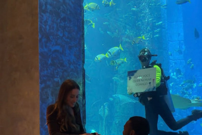 Nego do Borel surpreende namorada com pedido de casamento em Dubai
