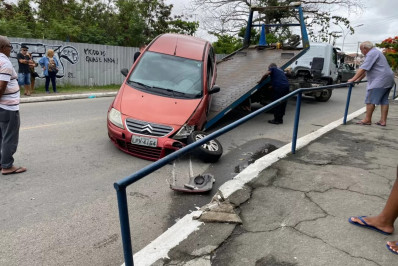 Colisão entre dois carros deixa trânsito lento na rua Porto Alegre, em Cabo Frio