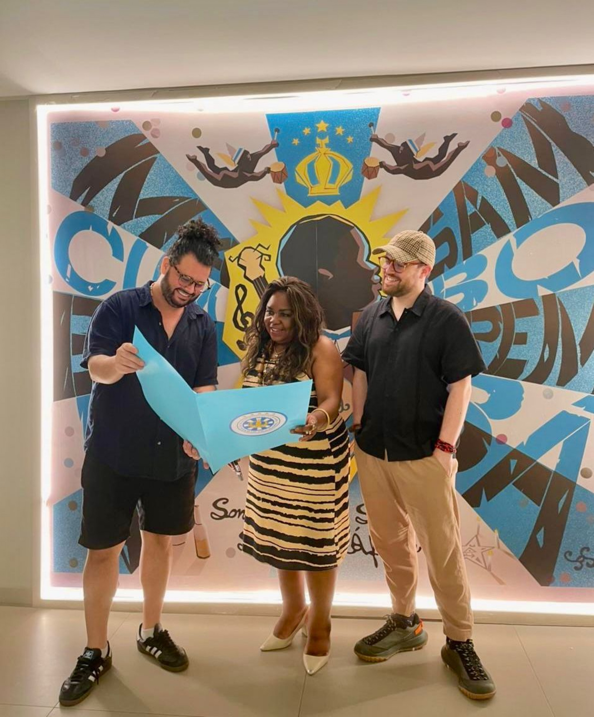 Gracy Mary Moreira posa com os carnavalescos Gabriel Haddad (&agrave; esquerda) e Leonardo Bora - Divulga&ccedil;&atilde;o / Unidos de Vila Isabel