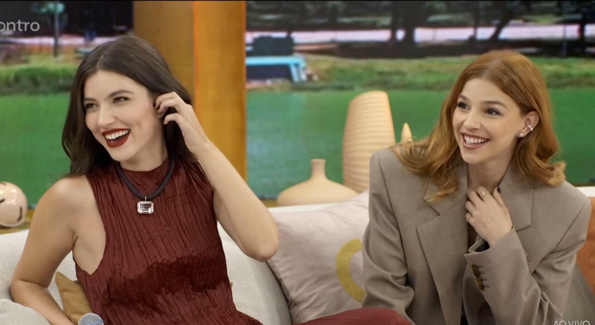 Alanis Guillen e Gabriela Medvedovsky vibram com sucesso internacional do casal em 'Três Graças' - Reprodução de vídeo / X