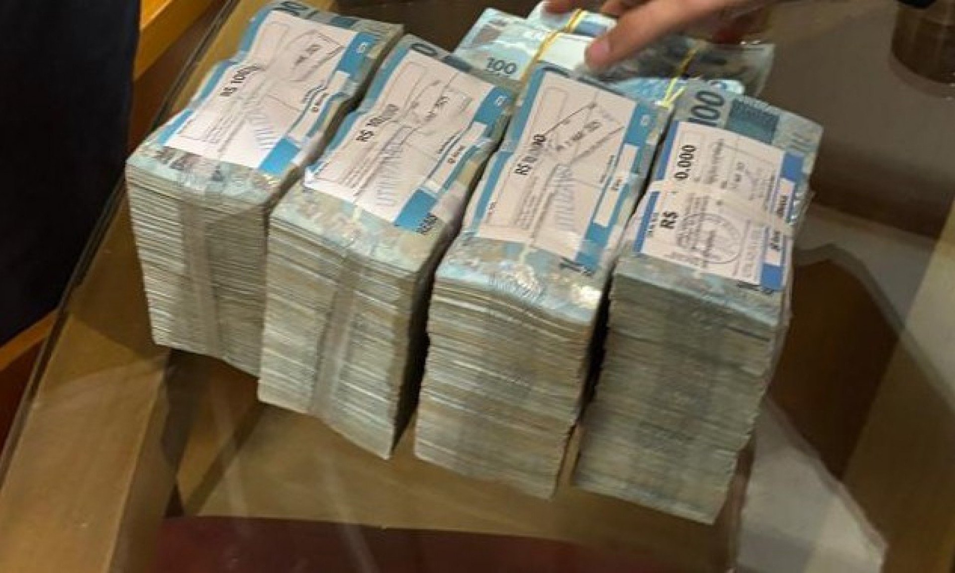 Policiais federais apreenderam grande quantia em dinheiro durante operação - Divulgação