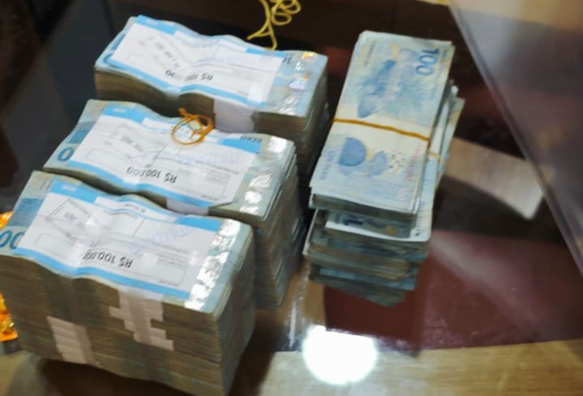 Policiais federais apreenderam grande quantia em dinheiro durante operação - Divulgação