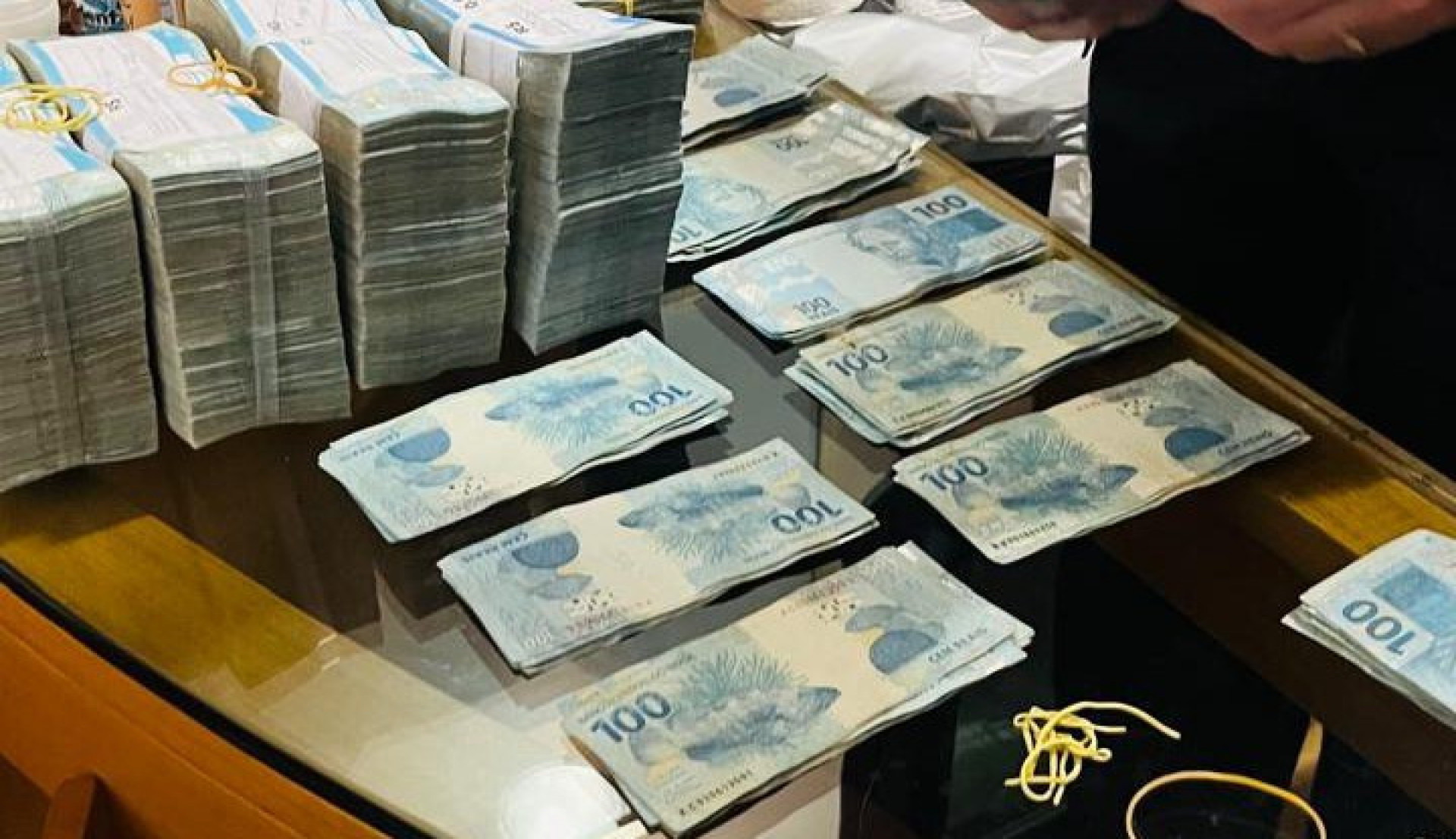 Policiais federais apreenderam grande quantia em dinheiro durante operação - Divulgação