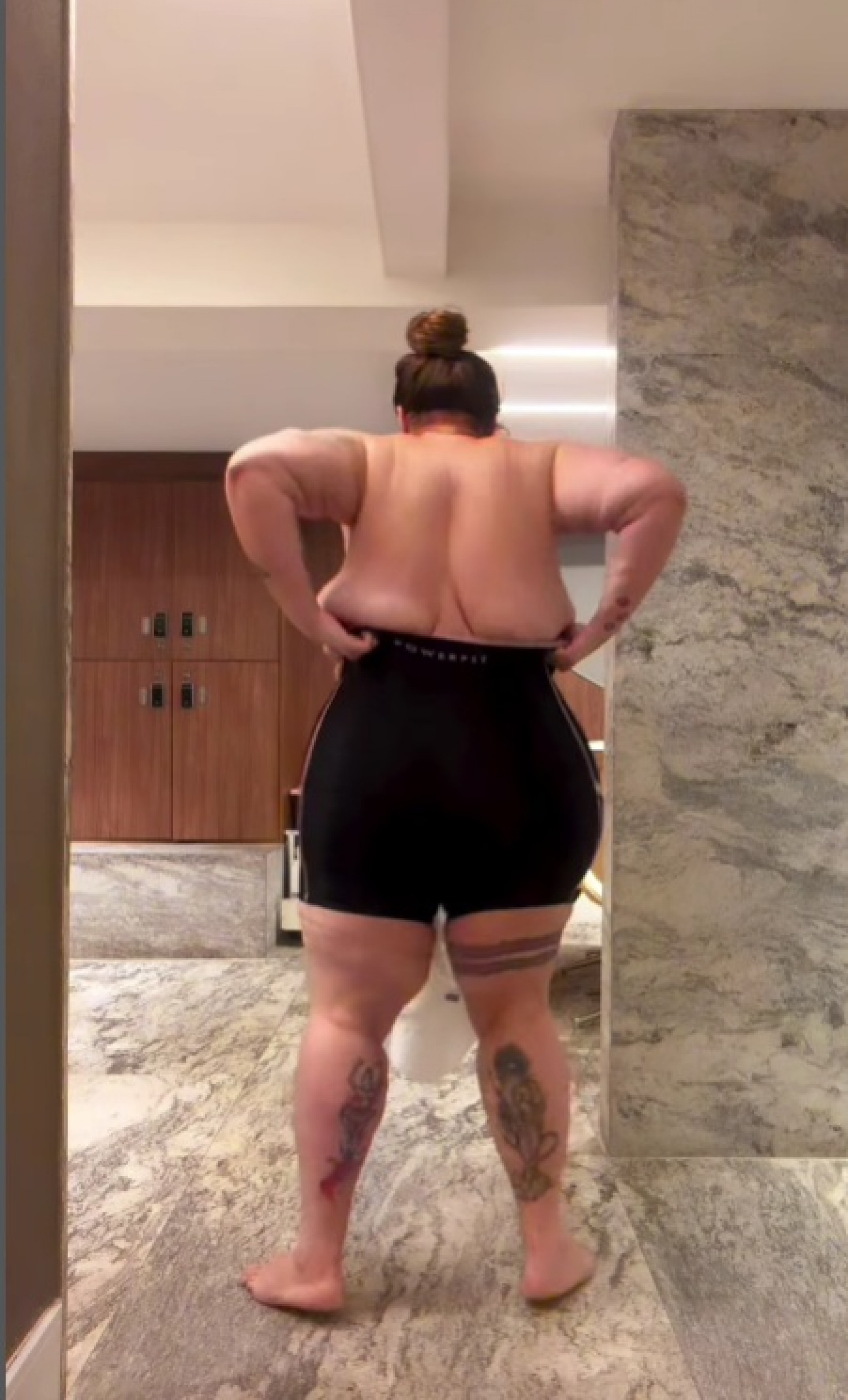 Thais Cala se vestindo em vídeo de 'Arrume-se comigo' - Reprodução / Instagram