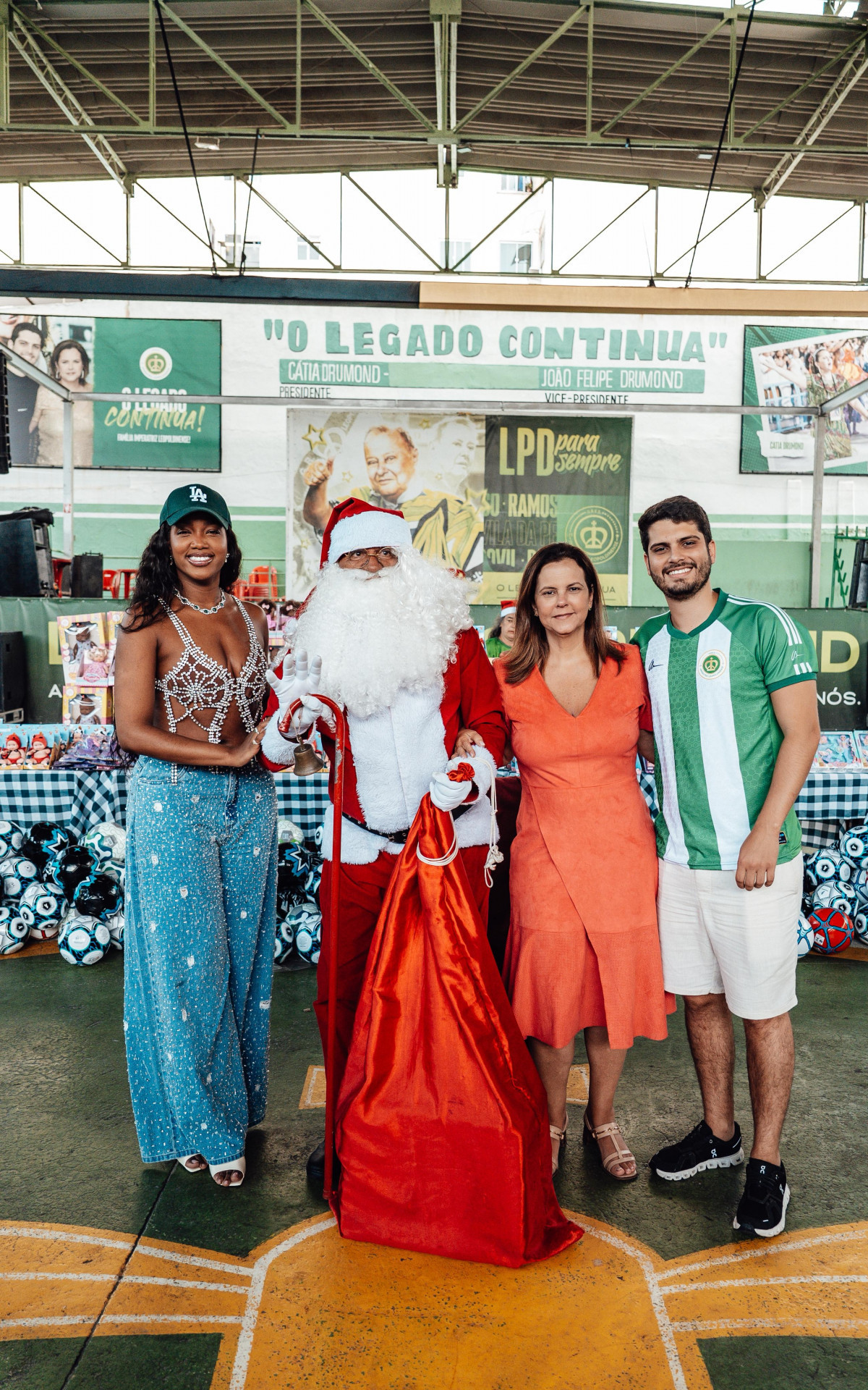 Iza, Catia Drumond e João Drumond posam ao lado do Papai Noel em Natal solidário