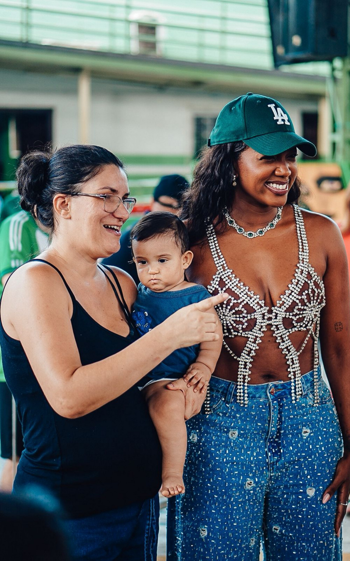 Iza participa de ação de Natal para crianças na Imperatriz Leopoldinense