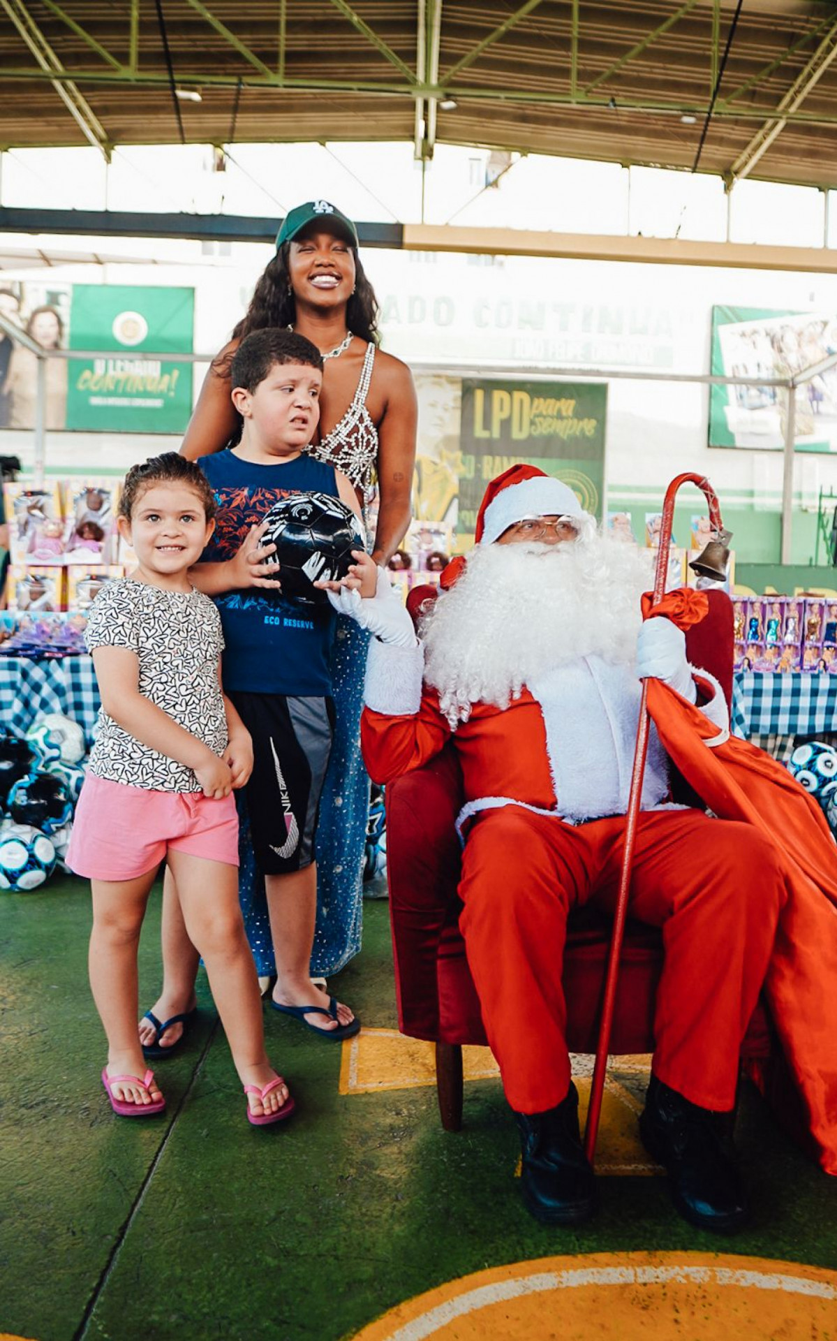 Iza participa de ação de Natal para crianças na Imperatriz Leopoldinense