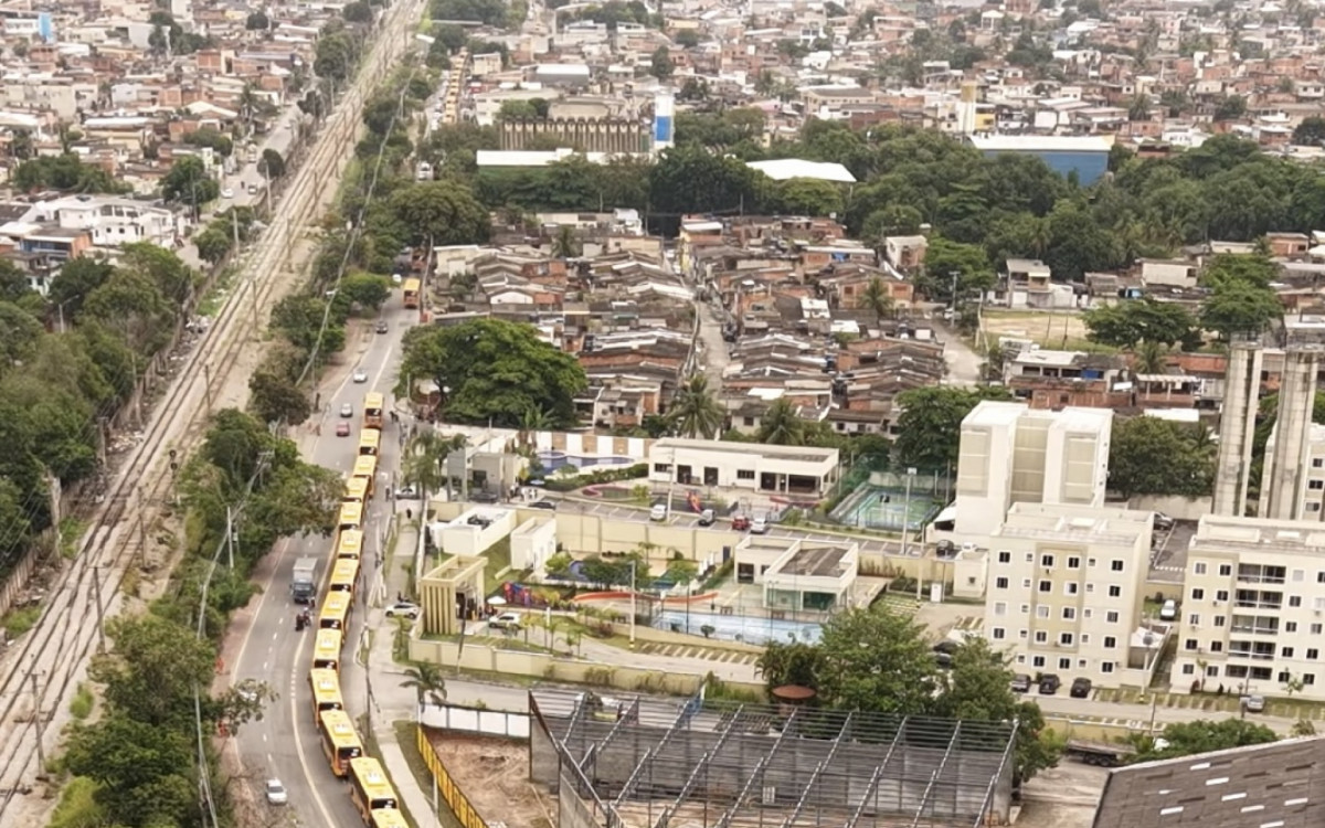 Prefeitura apresenta 100 novos &ocirc;nibus que v&atilde;o integrar linhas da Zona Oeste