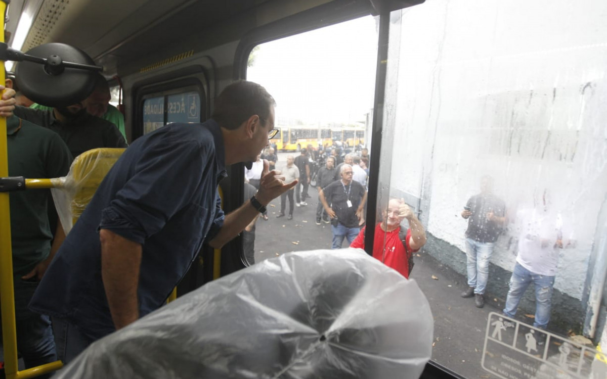 Prefeitura apresenta 100 novos &ocirc;nibus que v&atilde;o integrar linhas da Zona Oeste