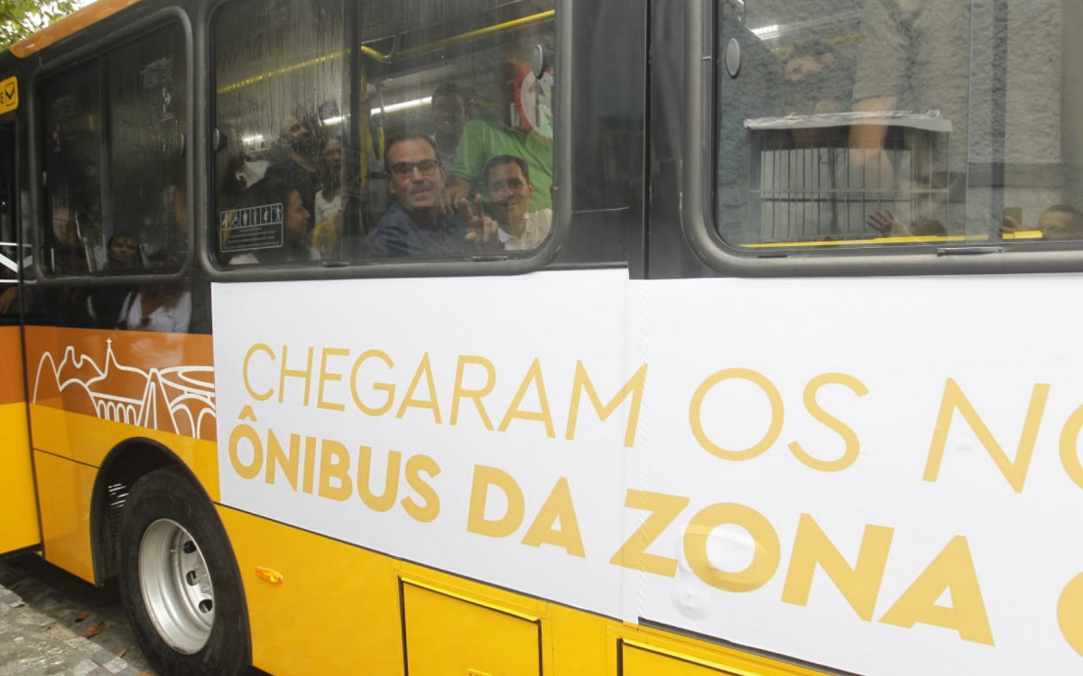 Prefeitura apresenta 100 novos &ocirc;nibus que v&atilde;o integrar linhas da Zona Oeste