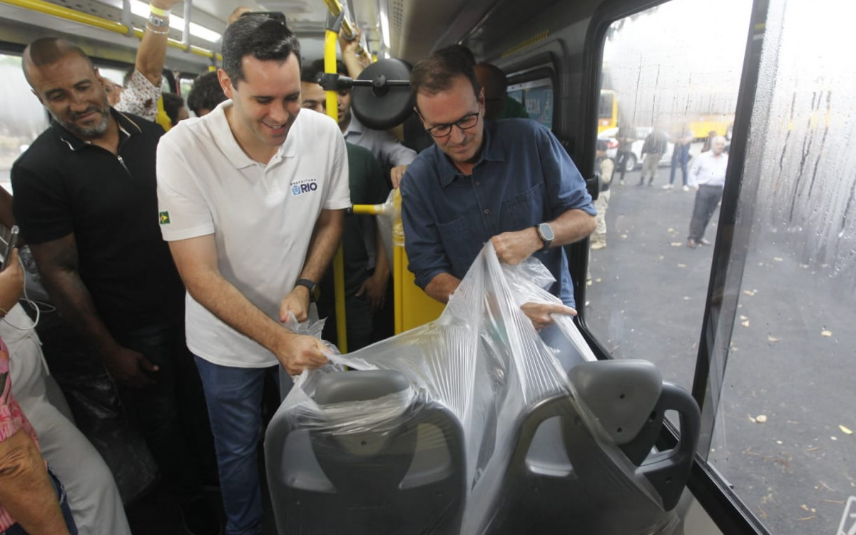 Prefeito Eduardo Paes e vice, Eduardo Cavalieri, durante apresenta&ccedil;&atilde;o dos novos &ocirc;nibus da Zona Oeste