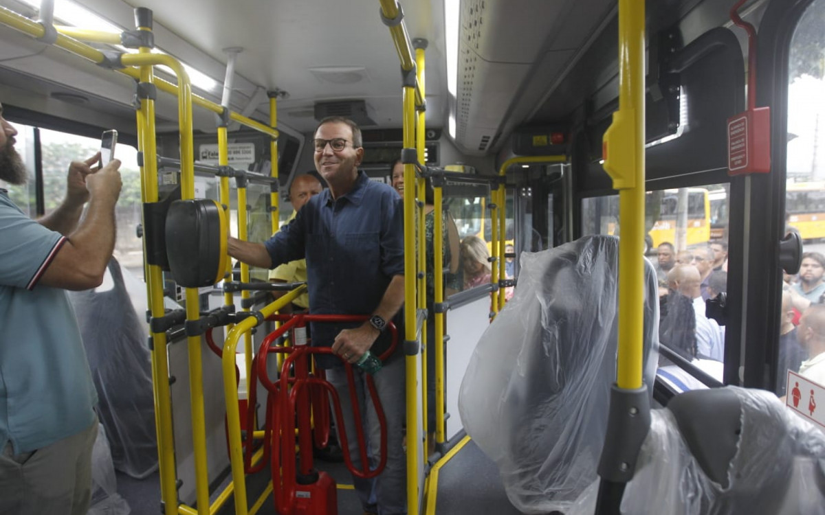Prefeito Eduardo Paes durante apresenta&ccedil;&atilde;o dos novos &ocirc;nibus da Zona Oeste