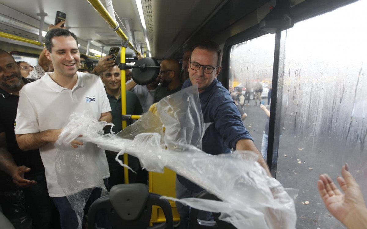 Prefeito Eduardo Paes e vice, Eduardo Cavalieri, durante apresenta&ccedil;&atilde;o dos novos &ocirc;nibus da Zona Oeste