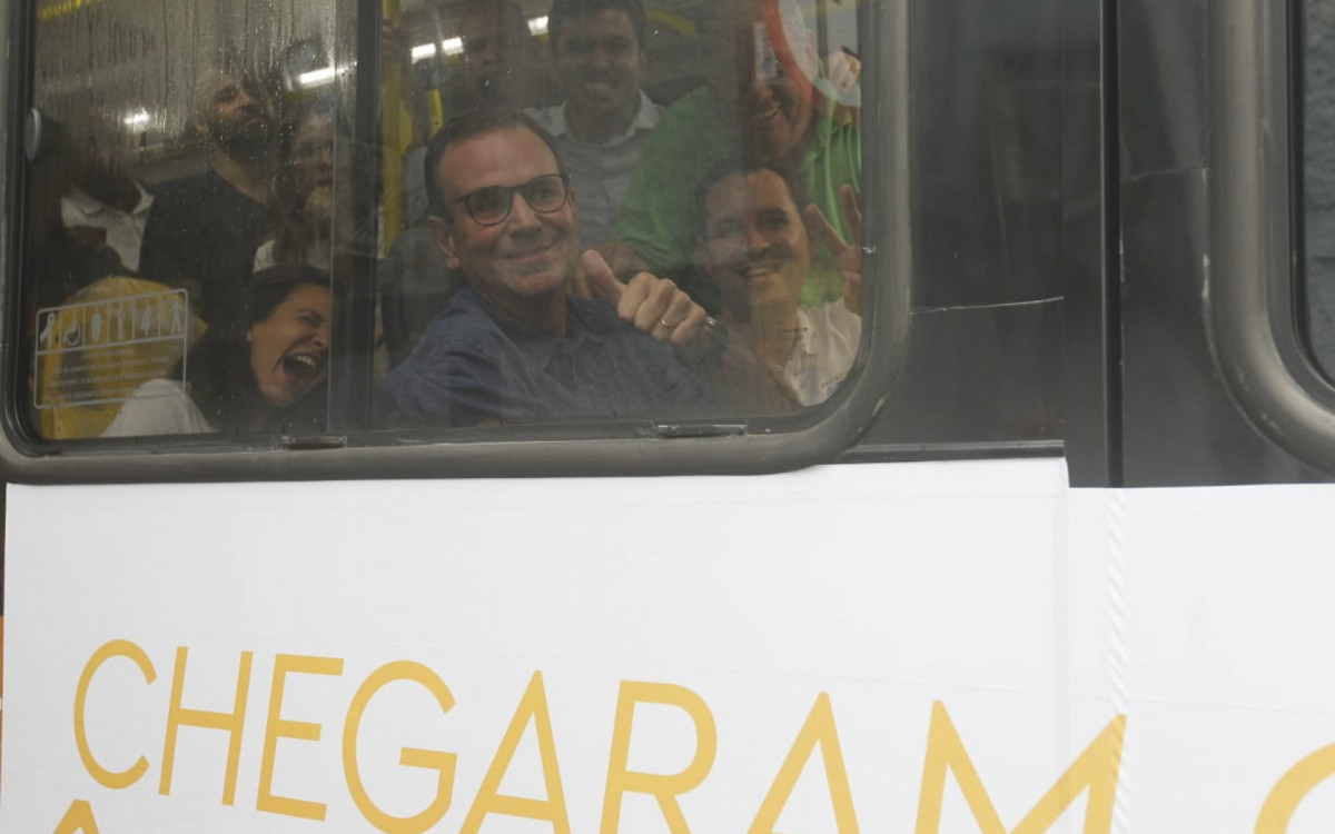 Prefeito Eduardo Paes e vice, Eduardo Cavalieri, durante apresenta&ccedil;&atilde;o dos novos &ocirc;nibus da Zona Oeste