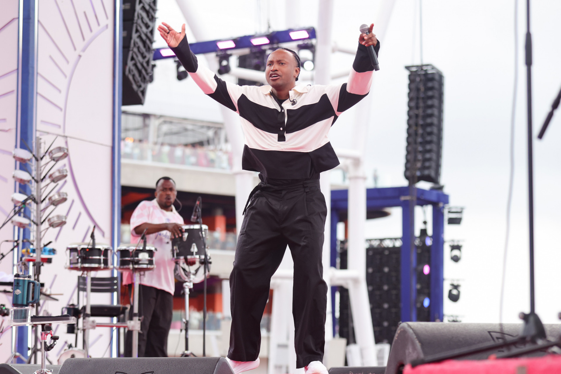 Thiaguinho sobe ao palco no 'Tardezinha' - Reprodução/Lucas Ramos/Brazil News