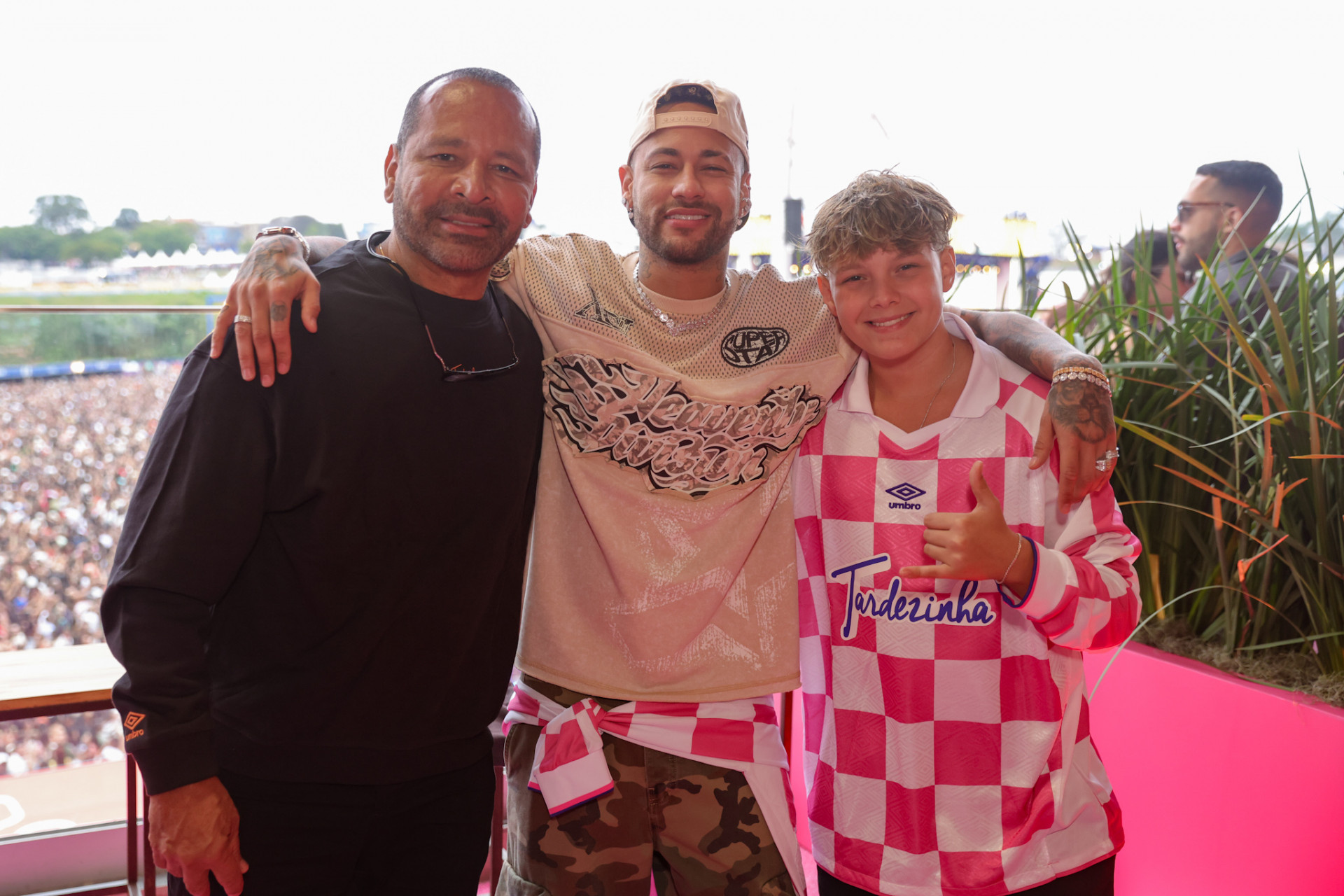 Neymar ao lado do pai e do filho  no encerramento do 'Tardezinha' - Reprodução/Lucas Ramos/Brazil News