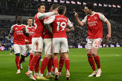 Arsenal vence o Everton e comemora Natal na liderança do Inglês