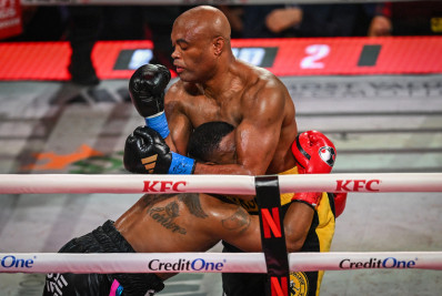 Anderson Silva volta ao boxe com nocaute técnico e manda recado a Chris Weidman