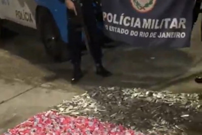 Carro lotado de drogas é apreendido próximo ao Complexo do Alemão