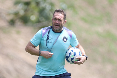 Auxiliar que saiu do Botafogo com Davide assumirá clube espanhol