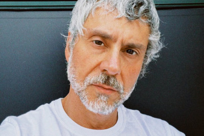 Alexandre Nero surge com barba e cabelos grisalhos e fãs brincam: 'Papai Noel'