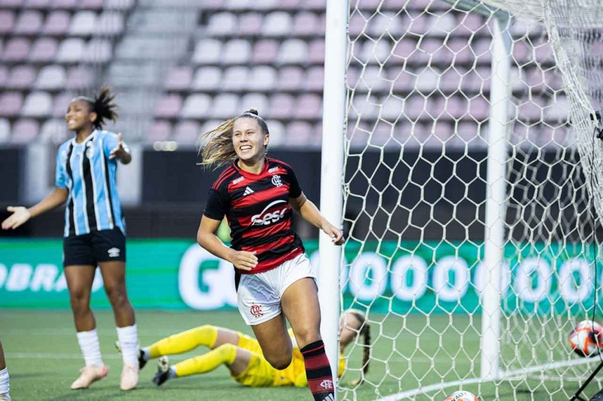 Flamengo atropela Gr&ecirc;mio e conquista bicampeonato da Copinha feminina