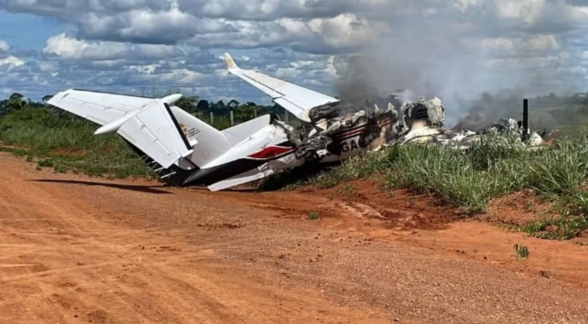 Avi&atilde;o com deputado e vereador faz pouso for&ccedil;ado e pega fogo em Rond&ocirc;nia; n&atilde;o houve feridos