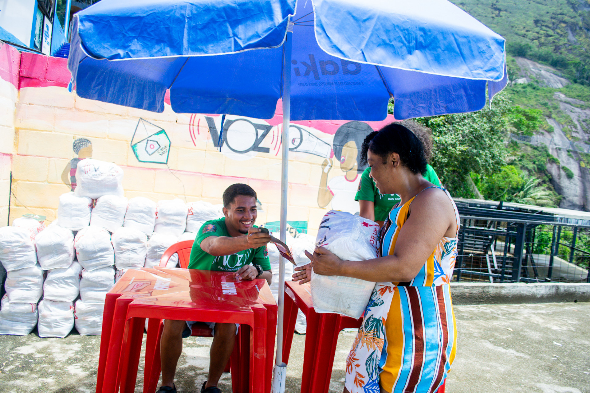 Ação 'Por um Natal Melhor', promovido pela ONG Voz das Comunidades, completa 20 anos - Miriã Brasil/ Voz das Comunidades