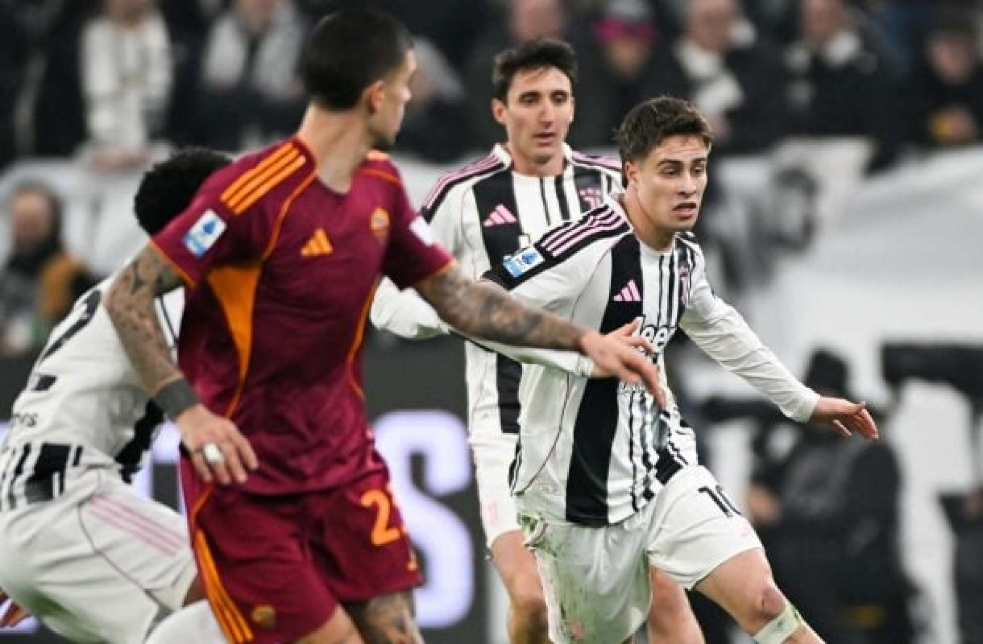 Juventus vence a Roma em Turim e encosta no G-4 do Italiano