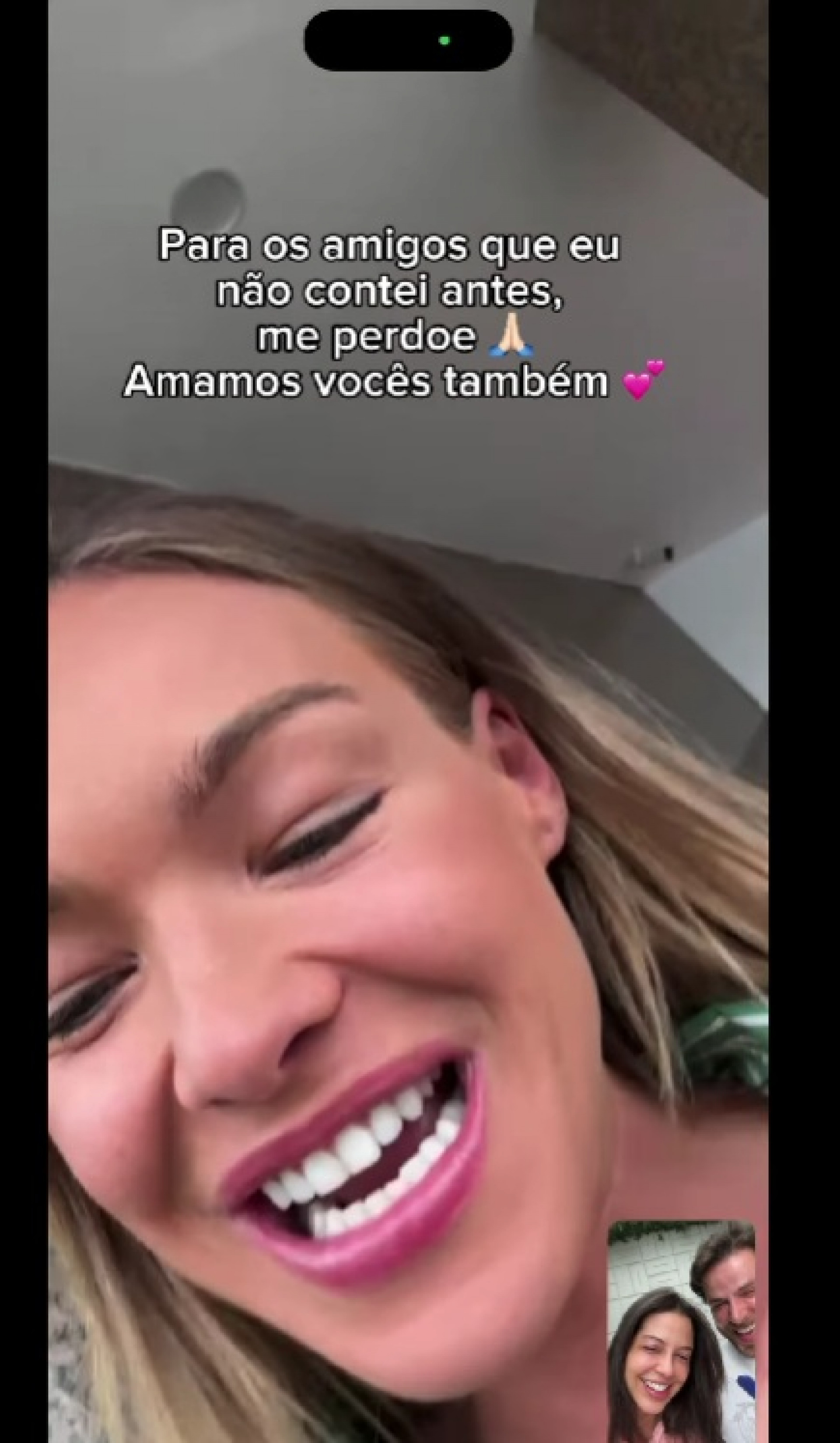 Laís Caldas e Gustavo Marsengo contando sobre a gravidez por chamada de vídeo - Reprodução / Instagram