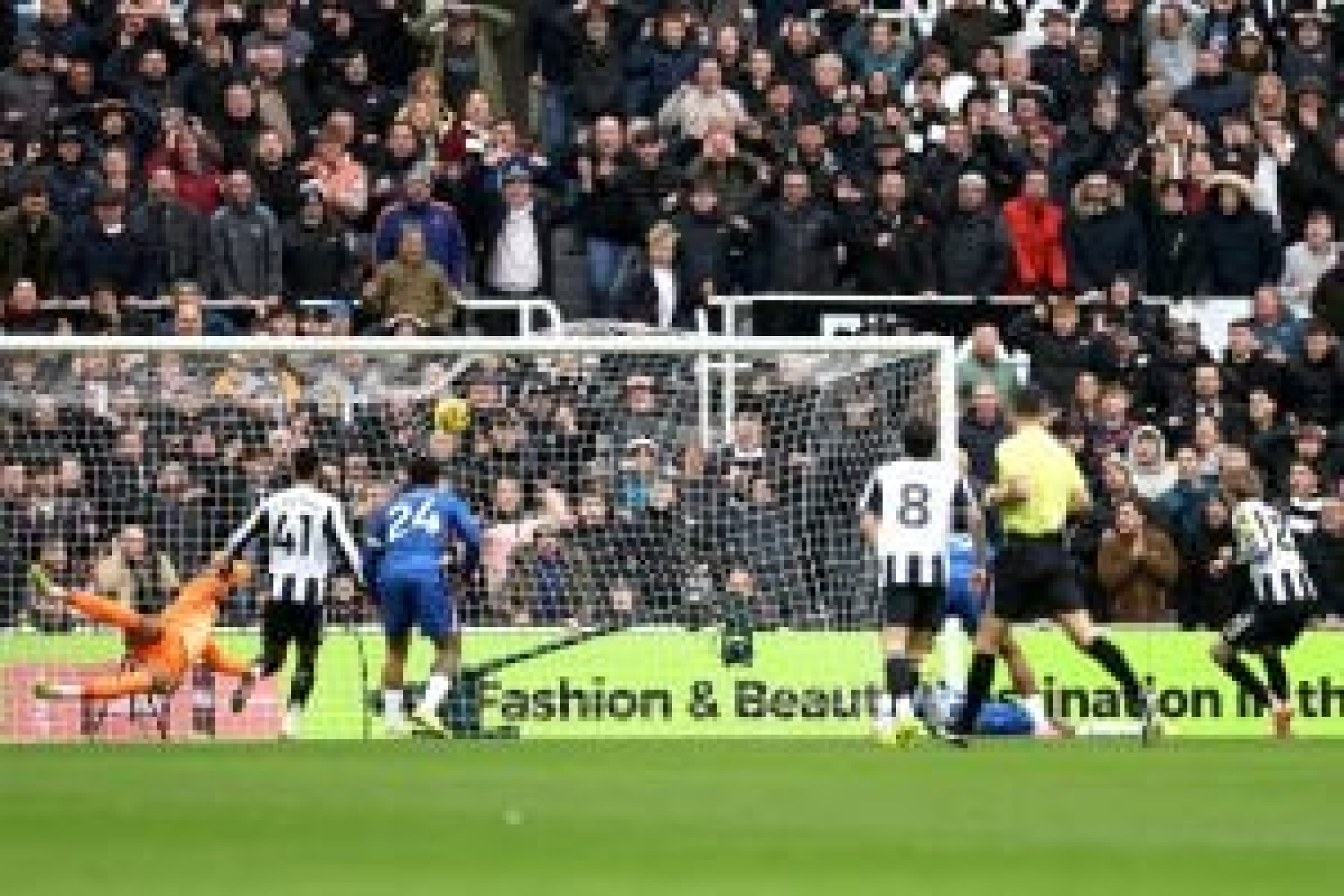 Chelsea trope&ccedil;a no Newcastle e pode se afastar ainda mais dos l&iacute;deres