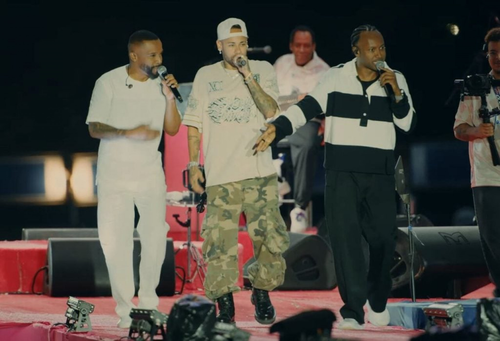 Neymar faz participa&ccedil;&atilde;o em show de Thiaguinho em S&atilde;o Paulo