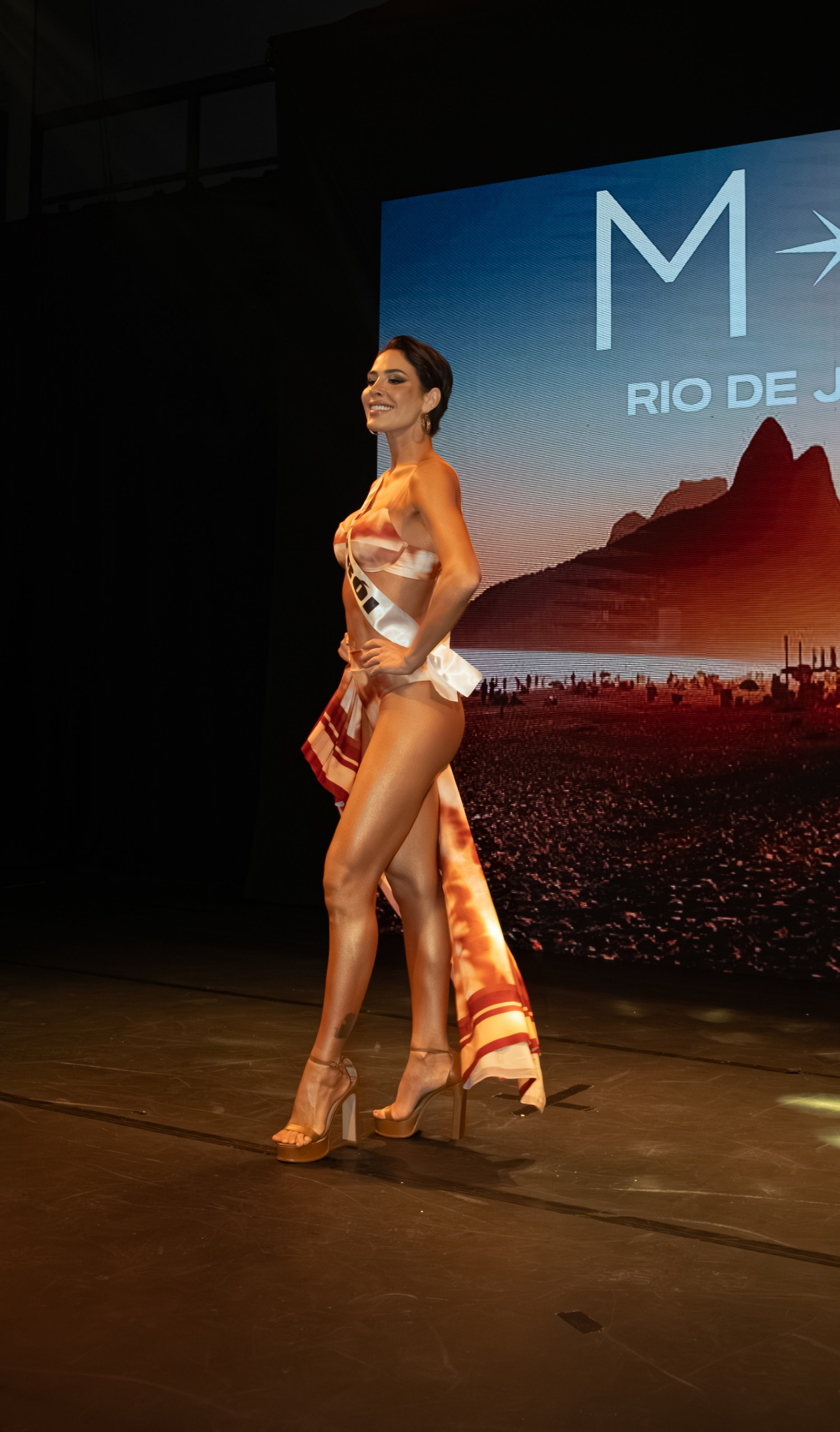Traje de banho: Bruna Zanardo, representante de Niterói, em passagem marcante na passarela do Miss Rio de Janeiro 2026