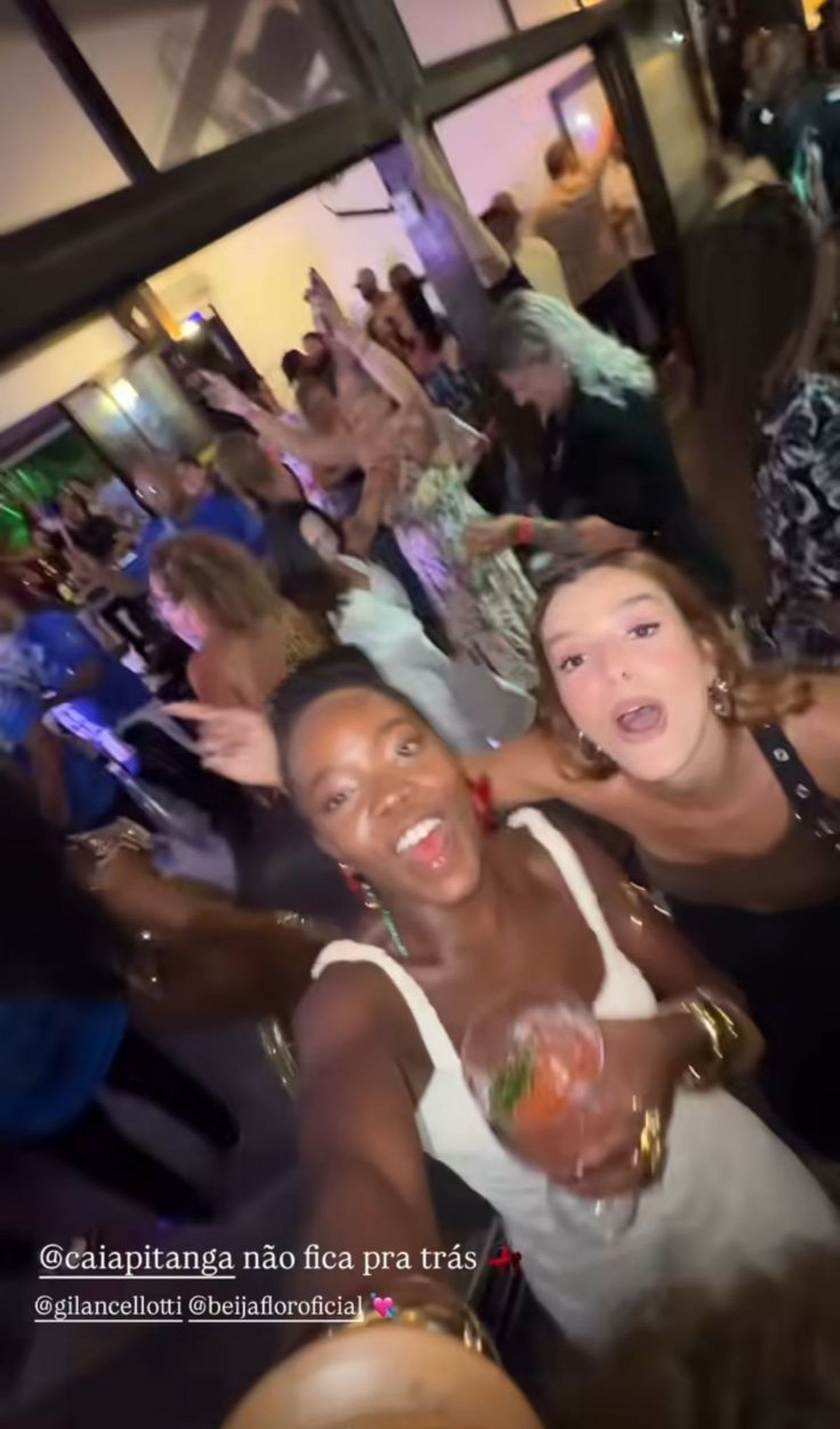 Clara Moneke e Giovanna Lancellotti na festa de encerramento de 'Dona de Mim' - Reprodução / Instagram