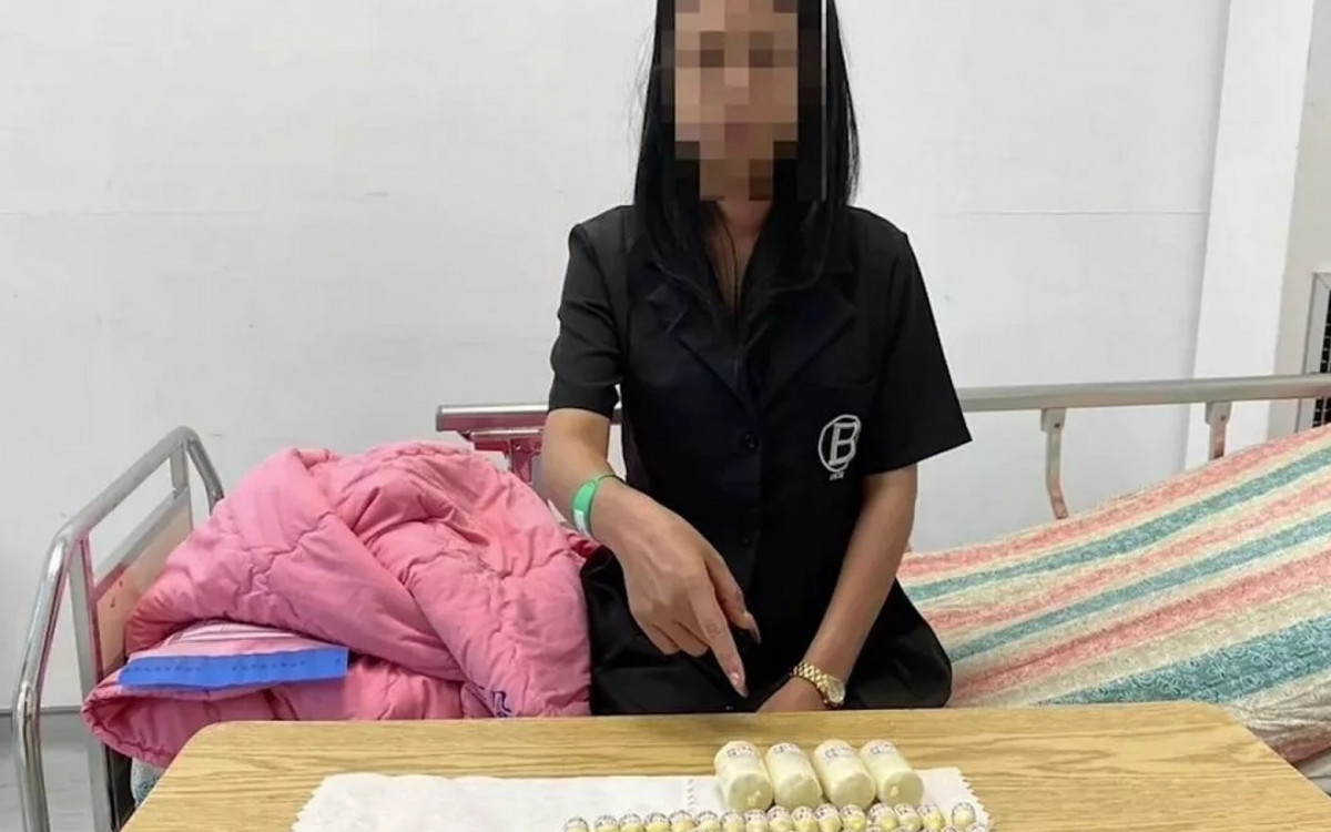 Uma das detidas exibe as cápsulas retiradas de seu corpo