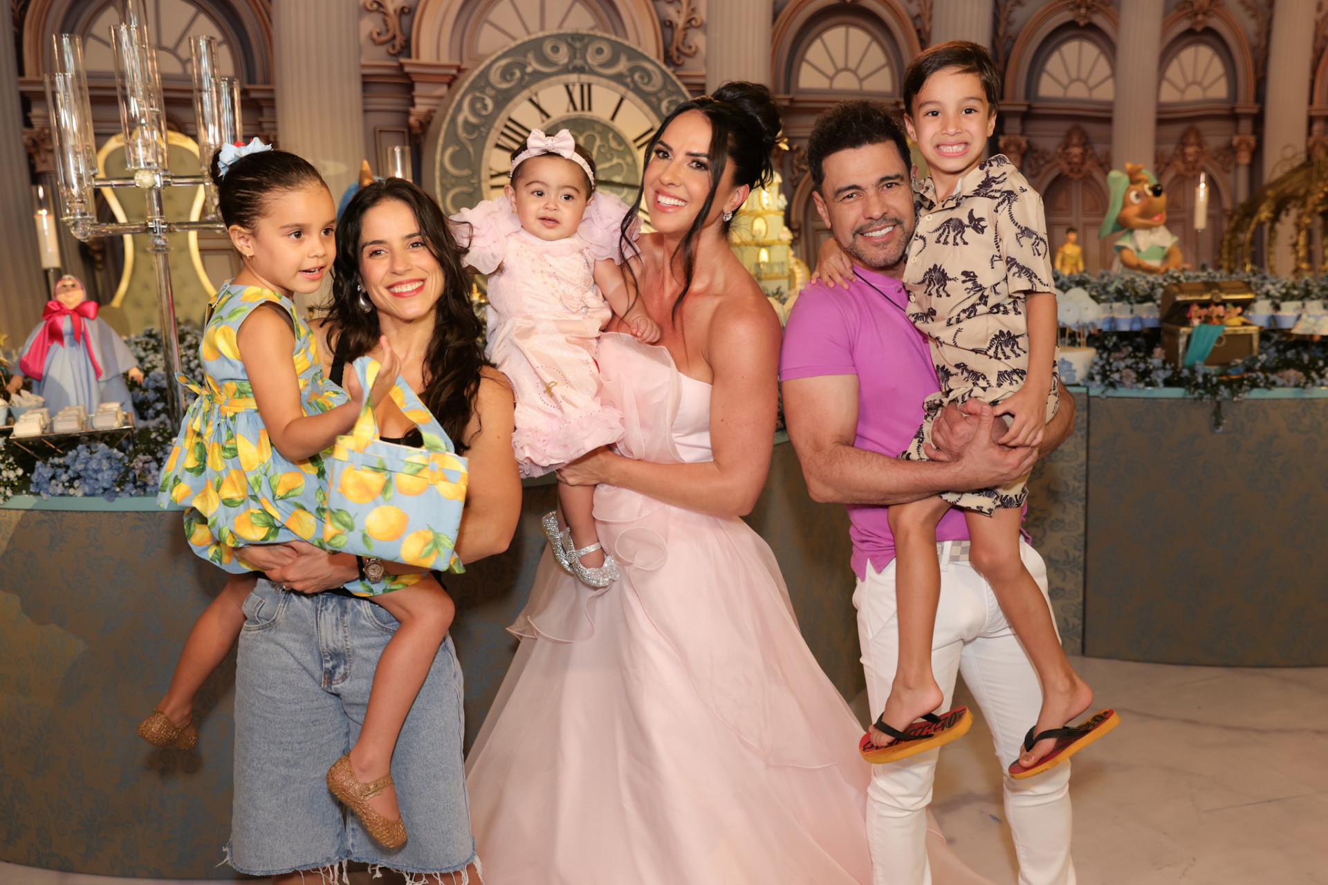 Camila Di Camargo com Graciele Lacerda e Zezé Di Camargo  - Reprodução/MANUELA SCARPA/BRAZIL NEWS