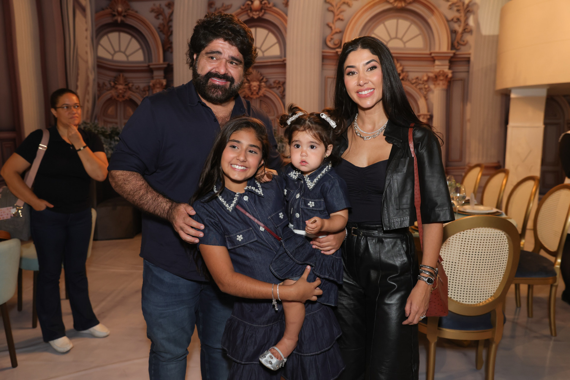 Fabiano ao lado da mulher e das filhas - Reprodução/MANUELA SCARPA/BRAZIL NEWS