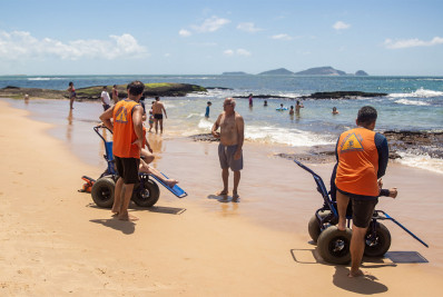 Banho de mar acessível volta a emocionar na Praia do Hollywood