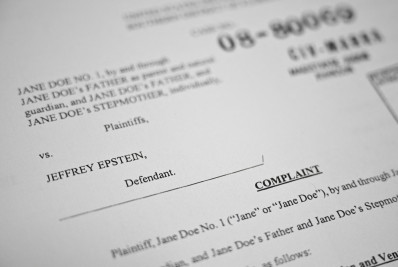 Vítimas e congressistas criticam documentos censurados do caso Epstein