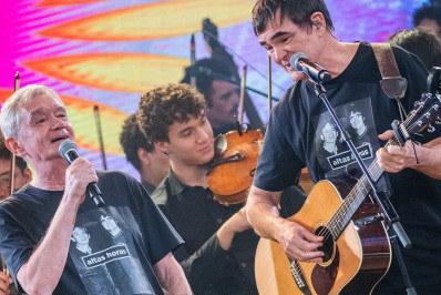 Serginho Groisman e Samuel Rosa dividem vocais no 'Altas Horas' e brincam: 'Oasis brasileiro'