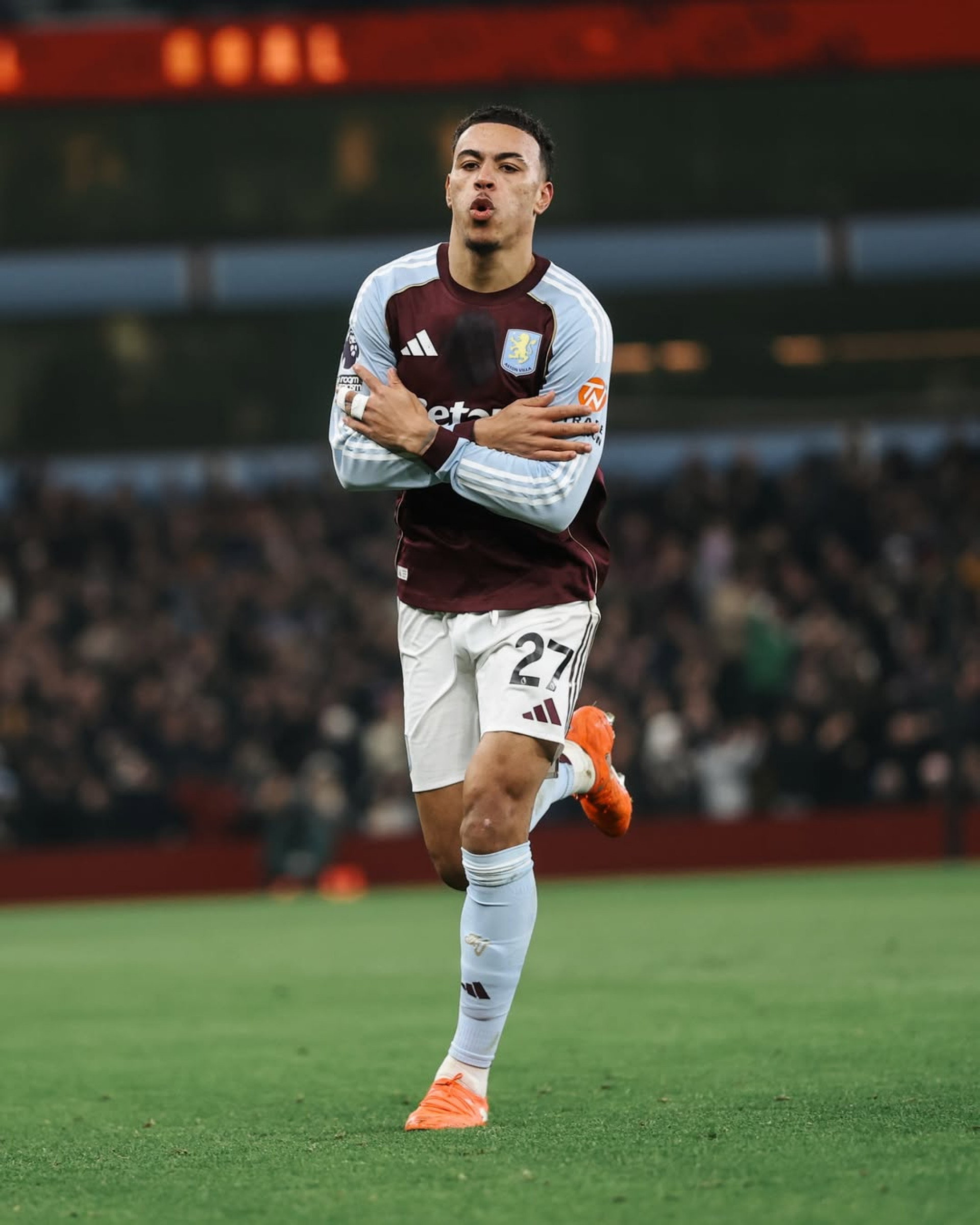 Rogers comemora gol do Aston Villa sobre o Manchester United