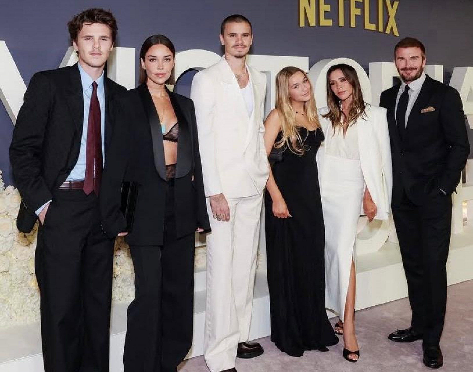 Victoria e David Beckham ao lado dos filhos Romeo, Cruz e Harper - Reprodução/Instagram