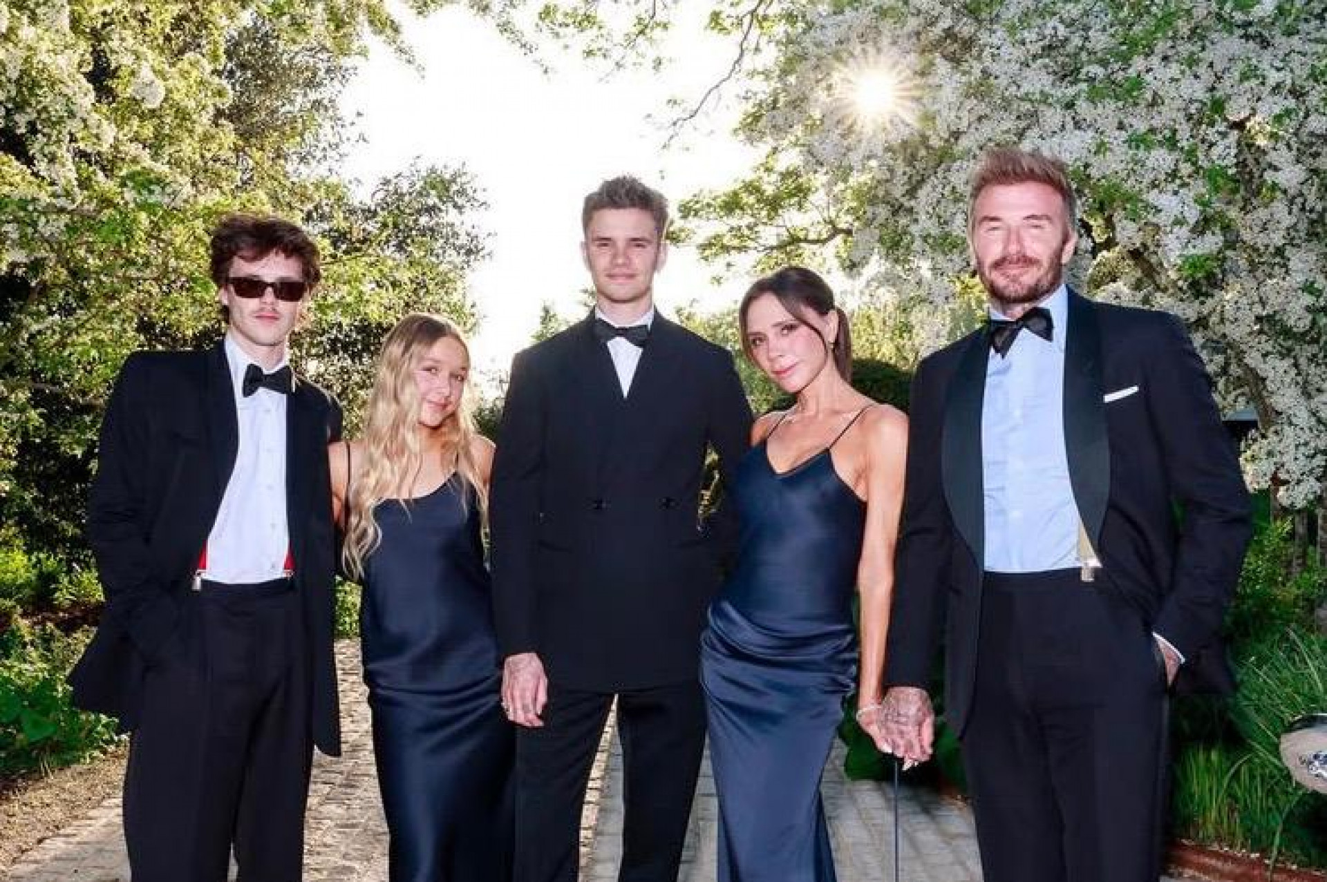 Victoria e David Beckham ao lado dos filhos Romeo, Cruz e Harper  - Reprodução/Instagram